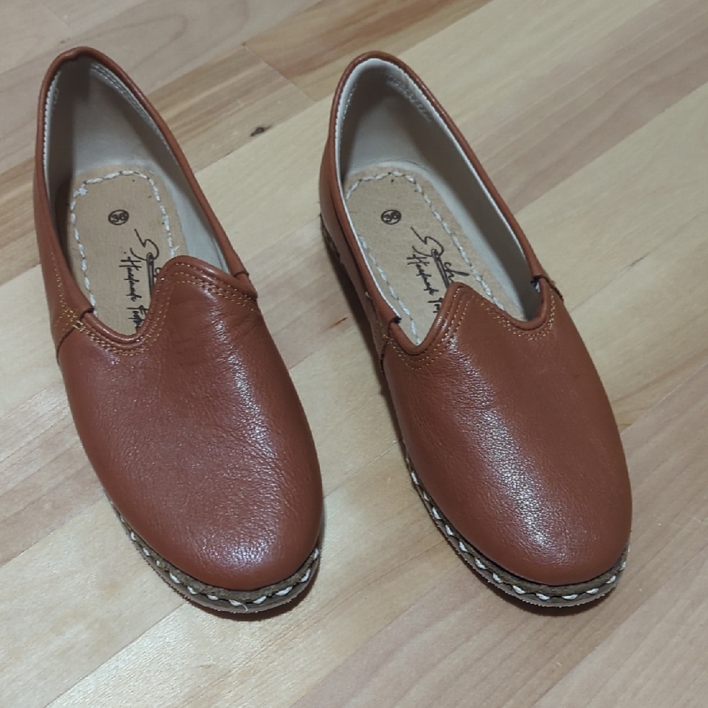 Handmade In Spain, Brown Leather loafers, Size 36 (US Womens 6), New.